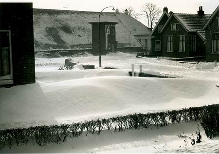 resize-of-oosterweg-sneeuw-transformatorhuis-ljl1 Foto vanaf het huis van Lodewegen aan de Oosterweg met centraal het hoge transformatorhuis, duidelijk afstekend tegen de boerderij van Van Til, later Holtman