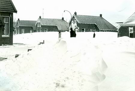 resize-of-oosterweg-sneeuwbulten1 Volop sneeuw aan de Oosterweg, in de vijftiger jaren...