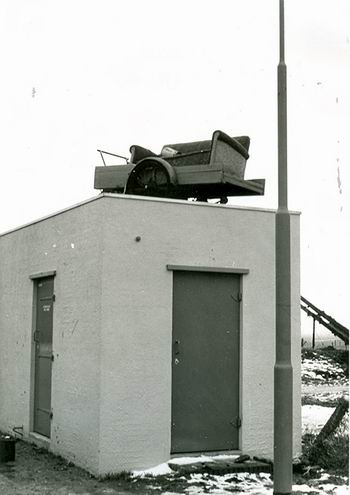 resize-of-oosterweg-transformatorhuis-bank-ljl Het nieuwe, wel erg zakelijke transformatorhuis, nieuw, nog smetteloos (en zonder reclame...) Maar wel met een kar + zitbank er bovenop! Oudejaarsavondstunt, maar wanneer?