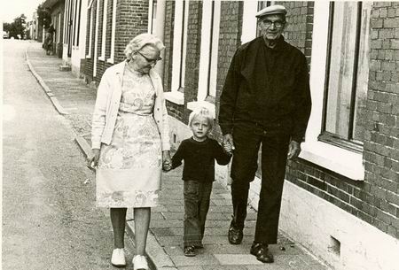 Grootouders Jan en Wiene Blaauw met kleinzoon Marco in de Noordhorner Langestraat  