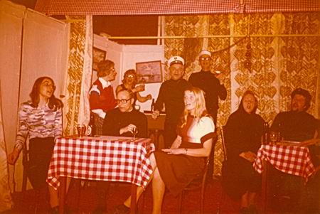 resize-of-revue-ensemble WIE STAAN ER OP DEZE FOTO???