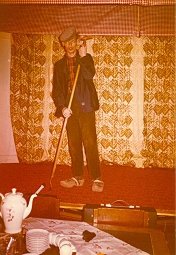 resize-of-revue-potjegort Een solo-optreden voor het gordijn, als Potjegort....