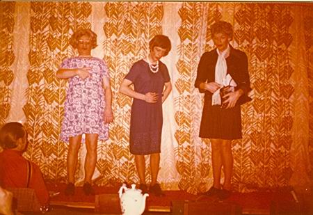 het lied van de Dolle Minaas, met Paul Dijkstra, Auke de Jong en JB in passende kledij...