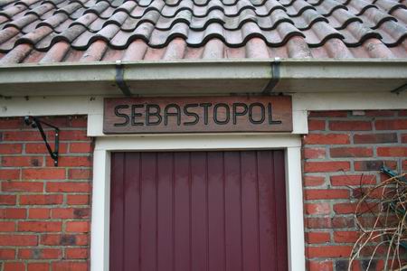 In het boek wordt ook uit de doeken gedaan hoe de (vroegere) boerderij Sebastopol (woonstee van Corrie van Hoogen) aan de Rijksstraatweg te Zuidhorn aan zijn naam is gekomen.  