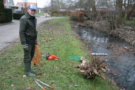 Buurtsnoeier Willy Helmus komt even op adem; laat de lente maar komen!  