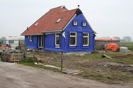 resize-of-zwama-27012009 Rust rond het blauwe Zwamahuis; de nieuwe woning blijft voorlopig extra opvallen...