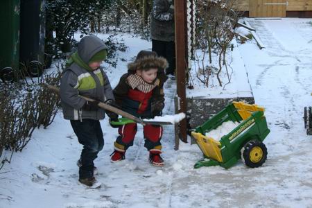 Wat nou koud? Hard werken, sneeuw afvoeren, met dank van de buren...  