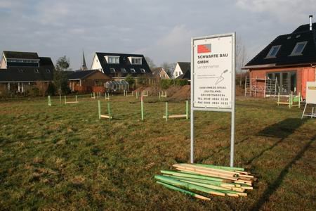 De laatste bouwkavel aan de zuidkant van de Meidoornstraat wordt uitgezet; het begin van de nieuwe woning van de familie Heeres  