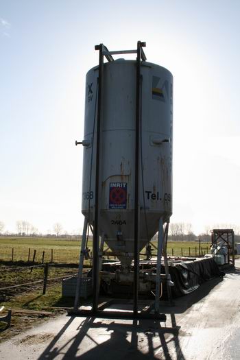 De cementsilo ten behoeve van de Kooiwoningen, het wordt metseltijd aan de Meidoornstraat