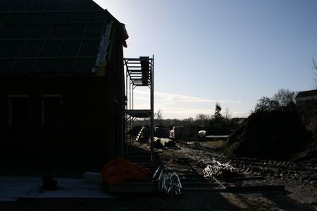 Meidoornstraat 20, het woonjuweel van Fokke Hiemstra, in tegenlicht. Even geen werkzame timmeraars van over de grup 