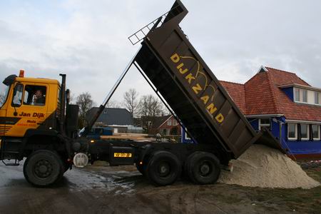 Er wordt geel zand afgeleverd bij Alex Zwama, zes kuub. Bezienswaardige bedrijvigheid! 