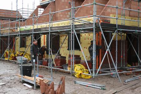 De Strating-metselaars aan de specie bij de Kooiwoningen, vakwerk!