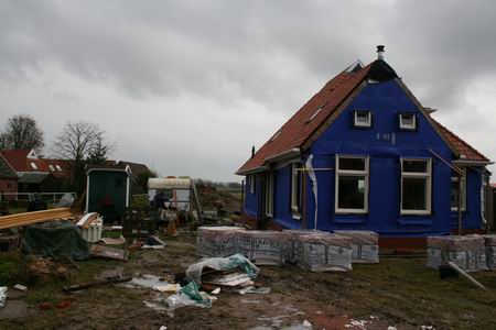Vakman Alex Zwama bezig met zagen en aanverwante bouwaktiviteiten. Vanaf donderdag wordt er verder gemetseld. 