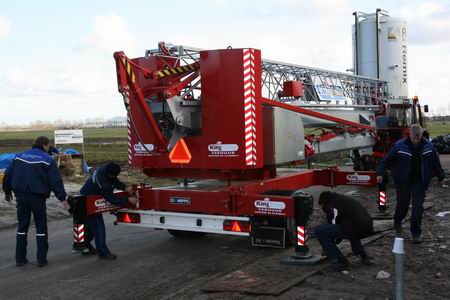 Met vereende krachten wordt de kraan stevig neergepoot!