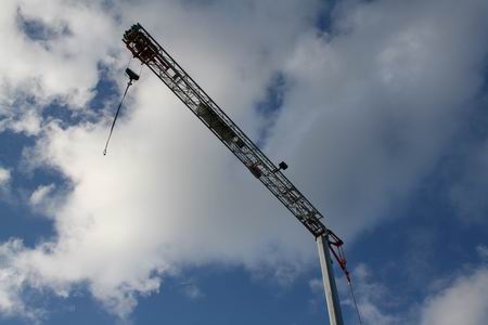 Hoog boven ons verheven glorieert het uiterste eind van de kraan. Imposant!