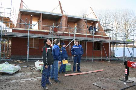 Toeschouwers en helpers riskeren een stijve nek bij het bewonderen van het technische gevaarte 