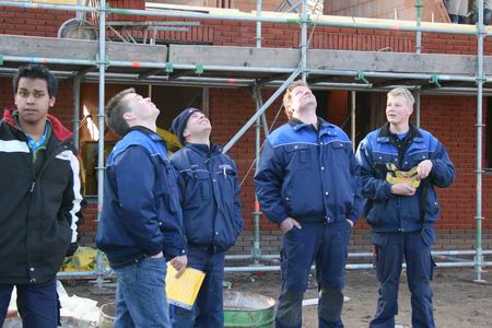 De begeleidingsploeg lijkt ingenomen met de uitgeklapte King-Kong-kraan. Een technisch hoogstandje!