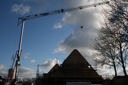 Nog een laatste blik op de Friese takel, in tegenlicht boven de Kooihuizen aan de Meidoornstraat 