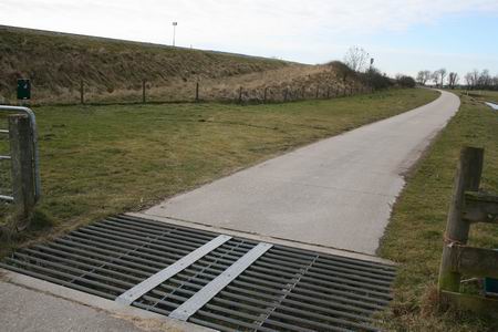 Links van het alternatieve betonpad nog een stukje van de oude Mokkenburgweg, die over de spoorbaan verder ging, nu niet meer begaanbaar en afgesloten. 