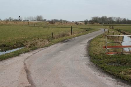 Het oude deel van de Mokkenburgweg achter de boerderij van Datema. Dit deel loopt dood bij de spoorbaan, maar is blijkbaar nu nog steeds toegankelijk. Dat verandert: weg en sloten verdwijnen, straks is het allemaal cultuurgrond.  