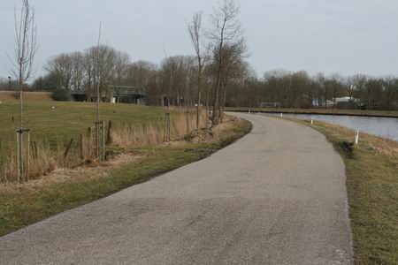 Deze bocht aan de westkant van de spoorbrug wordt afgezwakt. Bij het bouwen van de nieuwe spoorbrug, wordt het kanaal iets breder en iets rechter.