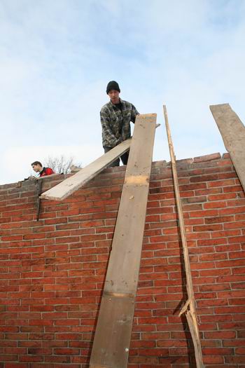 resize-of-20090221_8938 Pas op, Jan! Afbraakhout voor de TMS-container!