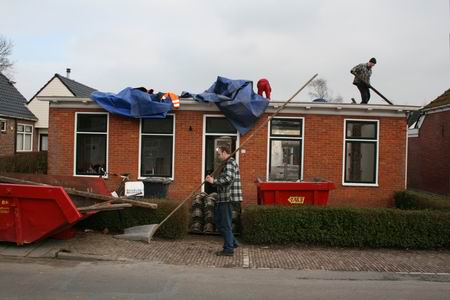resize-of-20090221_8943 Het ontdakte huis aan de Noorderweg met zeildoek en containers, en jeugdige slopers, knap werk!