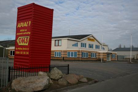 resize-of-afval-bm-180220091 Groot en rood, het reclameobject van TMS aan de Industrieweg in Noordhorn. Het moet gezegd, terrein van v/h Balkema-Meyer ligt er keurig bij...