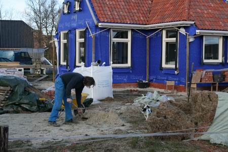 Alex Zwama heeft zijn geel zand al bijna verspreid over zijn erf, nog een paar kruiwagens vol... 