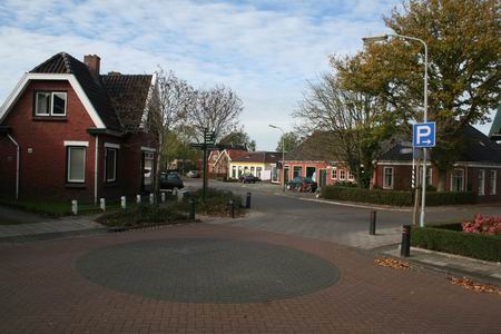 Veranderde situatie op De Viersprong, anno 2007. Wegverbetering, voorrangswijziging, woonhuizen gemoderniseerd 