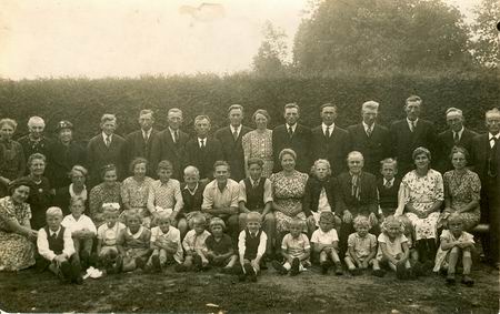 resize-of-groep-noordhorners-met-kinderen Een uitje met de wagen van Bakker in 1942... Of 1943?