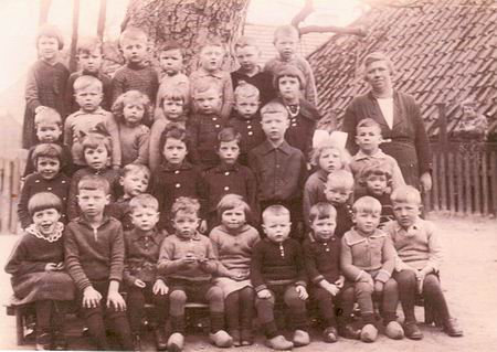 Nutskleuters samen met Moeke/Taande Van der Molen bij de oude bewaarschool aan de Achterweg