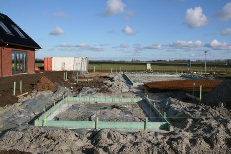 De Heereskavel, bezien vanuit het westen. Vooraan de plek voor de garage, links achter het nieuwe huis van Marco Kooi.