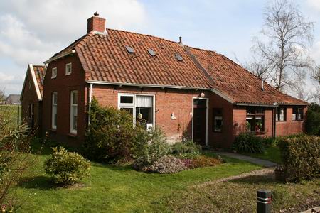 Vanaf de straatkant ziet het er zo uit: De meer bekende kant van het huis van Melis en Stien Dijkstra aan de Borgweg  