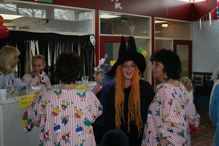 resize-of-kindercarnaval-13-28022009 De carnavalscrew die het kinderfeestje in spetterende banen leidde, in sfeervolle outfit