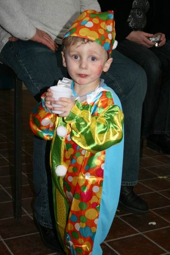 resize-of-kindercarnaval-3-28022009 Prachtig in het pak, maar dorst dient gelest, ook tijdens het kindercarnaval!