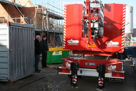 De meeste aandacht gaat deze middag uit naar de nieuwe King-Kong-kraan, indrukwekkend! 