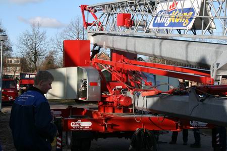 Een jonge, Friese Kingkonger geniet van de radiografisch bestuurbare kraan, die langzaam het luchtruim kiest...