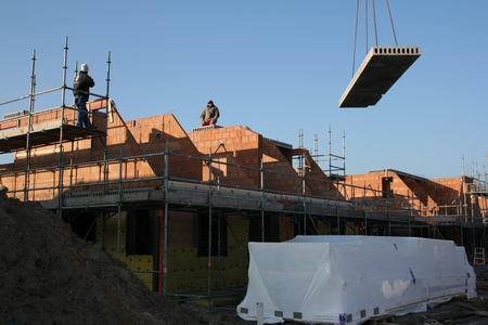 resize-of-kooikavels-14-30012009 De prefabdelen zwieren door de lucht, vol verwachting volgen de ogen van de cascobouwers