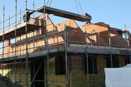 resize-of-kooikavels-16-30012009 Het overgetakelde dakdeel wordt uitermate precies op zijn plaats gelegd, kwestie van millimeters