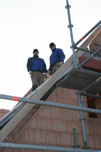 resize-of-kooikavels-2-30012009 De Kooiklussers Geertsema en Geertsema kijken met een glimlach naar deze kleumende kieker....