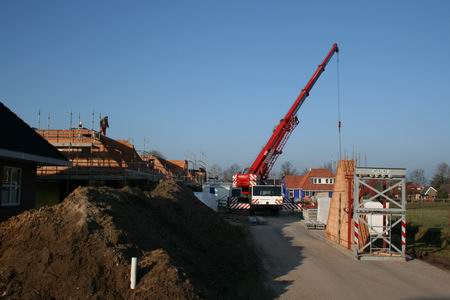 resize-of-kooikavels-20-30012009 Mooi overzicht van de Meidoornstraat met wegblokkerende Wagenborgkraan tegen een stralende lucht