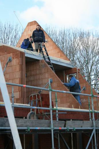 Op nummer 2 zijn Arjan Geertsema en Co bezig met werkzaamheden op hoger niveau!