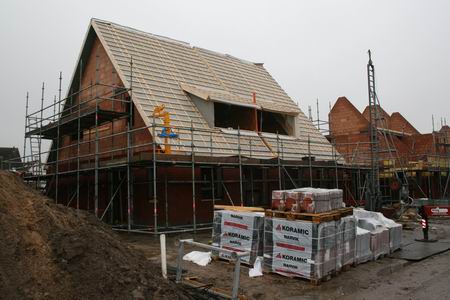 resize-of-kooikavels-9-200220091 De starterswoningen 14 en 16 zitten onder dak dankzij kraan King Kong (en de bijbehorende vaklui)