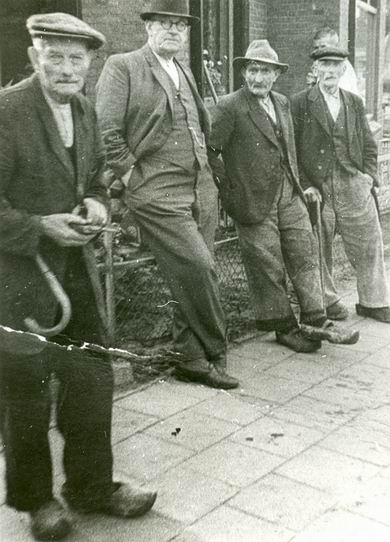 resize-of-mannen-op-het-hoekje Vier Noordhorners uit een ver verleden. Wie zijn het, wat deden ze, waar woonden ze, enz.