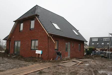 resize-of-marco-kooi-1-20022009 Marco Kooi is buiten bezig met grondwerk; binnen zet de stucadoor de puntjes op de i