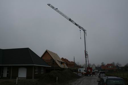 resize-of-meidoornstraat-met-kraan-20022009 De King Kong kraan domineert de Meidoornstraat. Volgende week gaat ie buurten in Boerakker, daarna weer terug voor het onder dak brengen van de overige Kooiwoningen