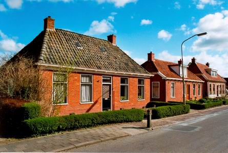 resize-of-noorderweg-33 Noorderweg 33, op de voorgrond het huis waar Albert van Giffen werd geboren en waar jarenlang Hidser Geertsema en zijn vrouw woonden. Hidser overleed, zijn vrouw ging naar De Westerburcht. Naaste buren rechts Henk en Gaatske Geertsema, ook al in een historisch pand, namelijk het huis waarin vroeger de touwwinkel van de familie Huizinga was gevestigd)