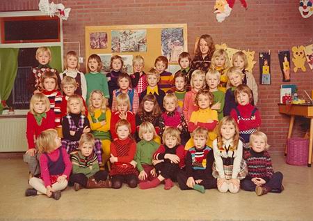 resize-of-nutskleuters-met-juf-westerhof-en-jan-reinko-1975 De Nutskleuters (1975?) met juf Gea Westerhof. De meeste kinderen herken ik, al kan ik ze niet allemaal thuisbrengen. Wie kent ze wel?