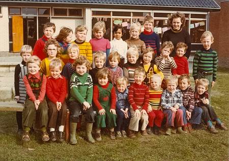 Wie is toch die donkere kleuter, in de bovenste rij? En wie zit daar helemaal rechts onderaan?